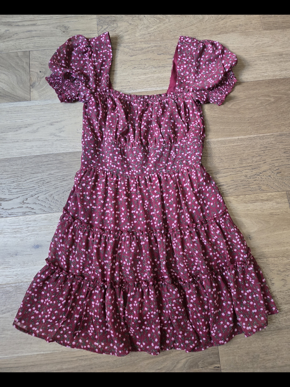 JUNIORS Floral Burgundy Puff-Sleeve Tiered Dress